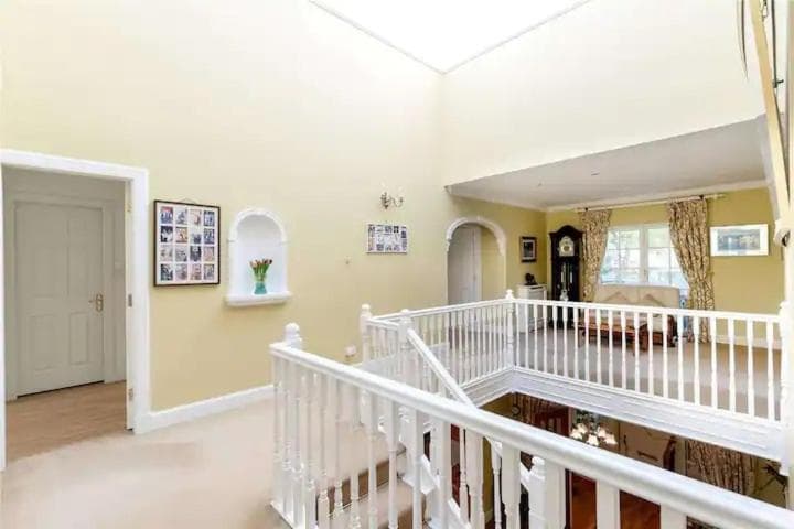 Superb 5 bedroom Villa 16 mins from City Centre