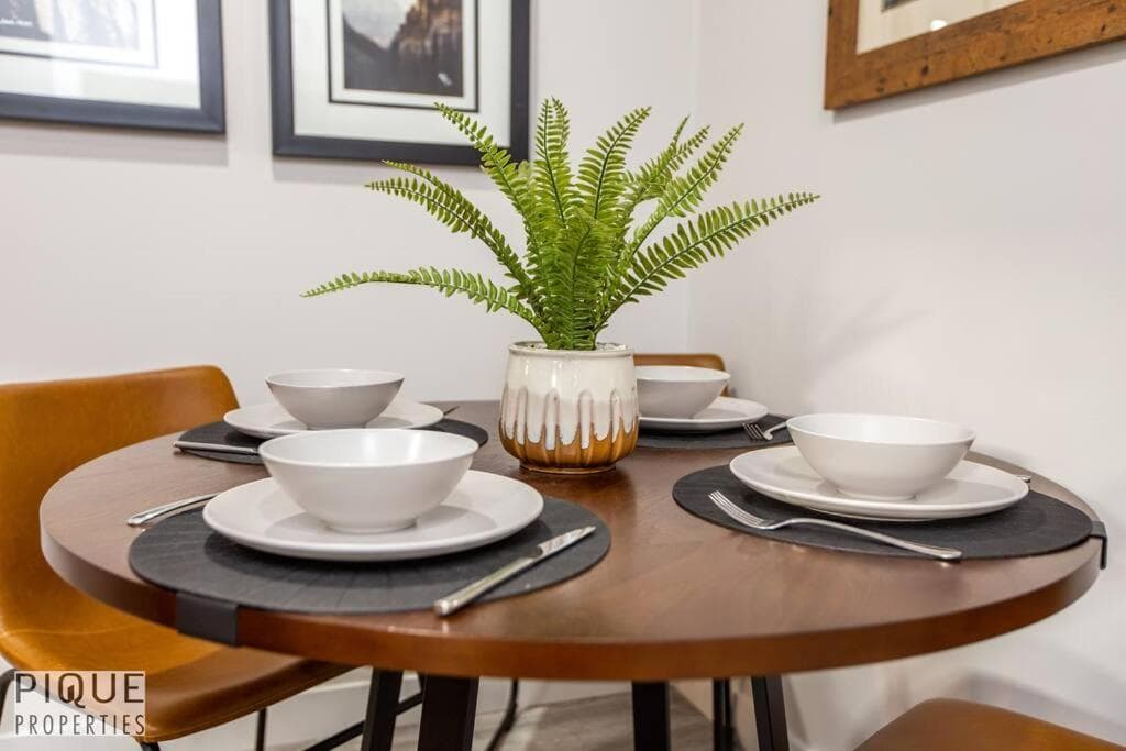 NEW, Mountain Chic Suite, Whyte Avenue, Netflix, WiFi, Sleeps 6