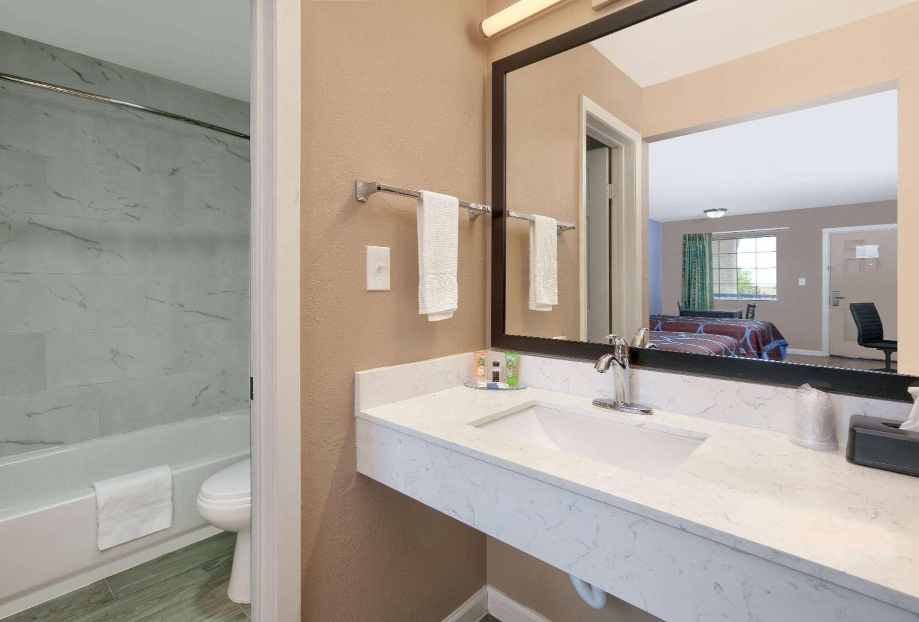 Super 8 by Wyndham Victoria - South - Hwy 59
