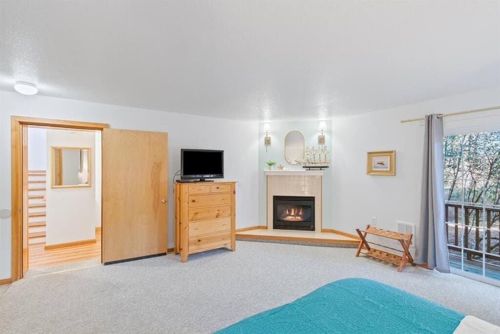 Cannon beach vibes, steps to the beach,WIFI,3 full bedroom en suites with 3 fireplaces,Near Downtown