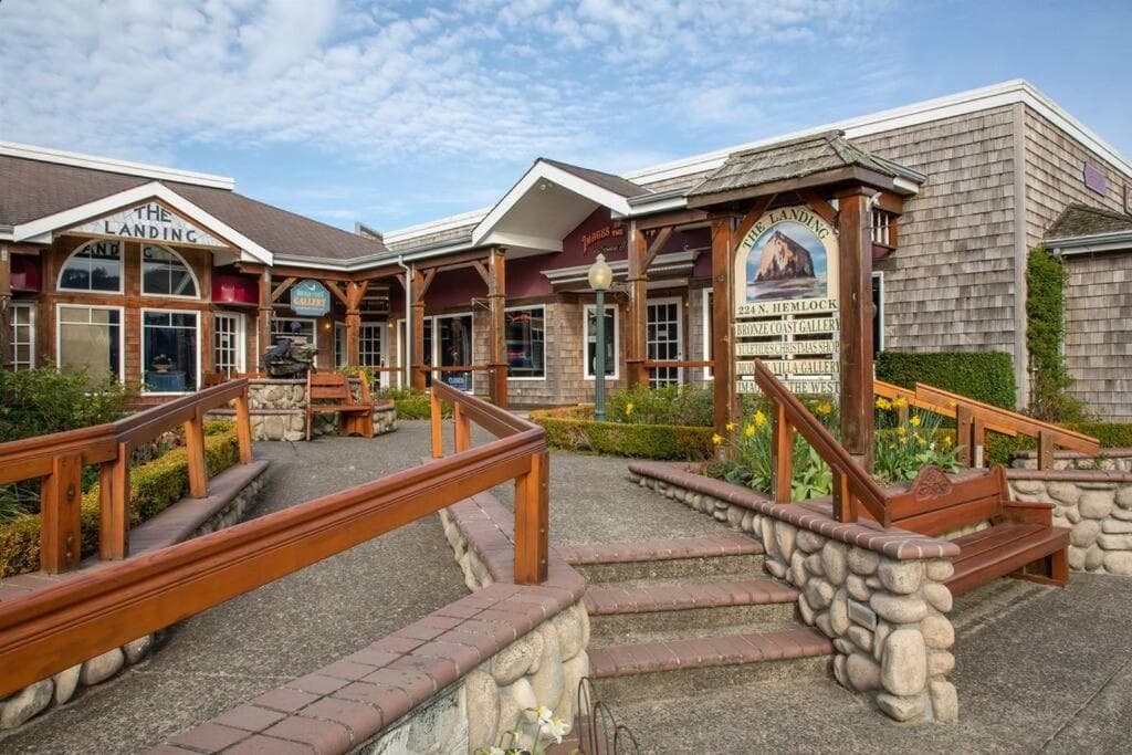 Cannon beach vibes, steps to the beach,WIFI,3 full bedroom en suites with 3 fireplaces,Near Downtown
