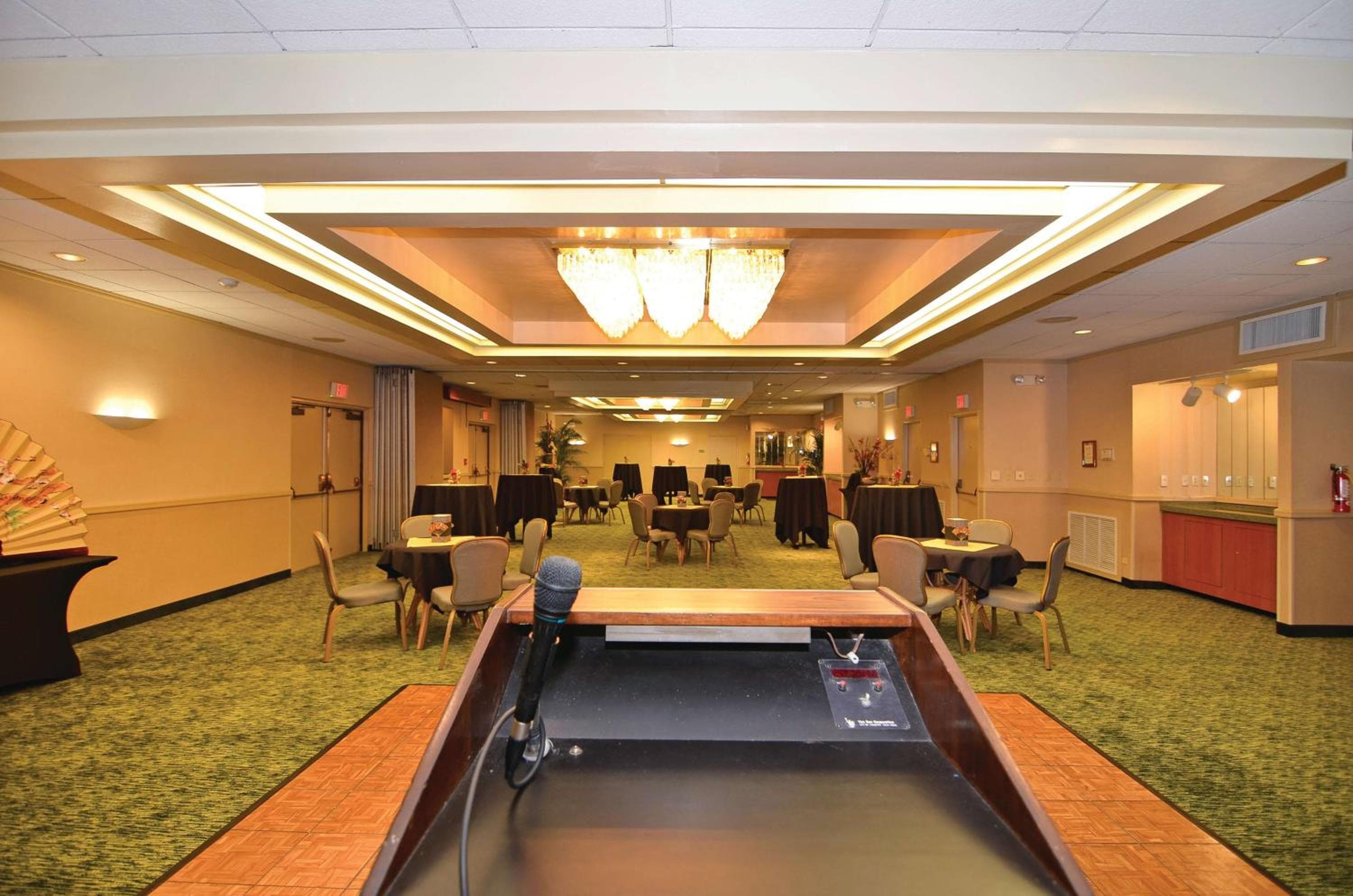 Airport Honolulu Hotel, Trademark Collection by Wyndham