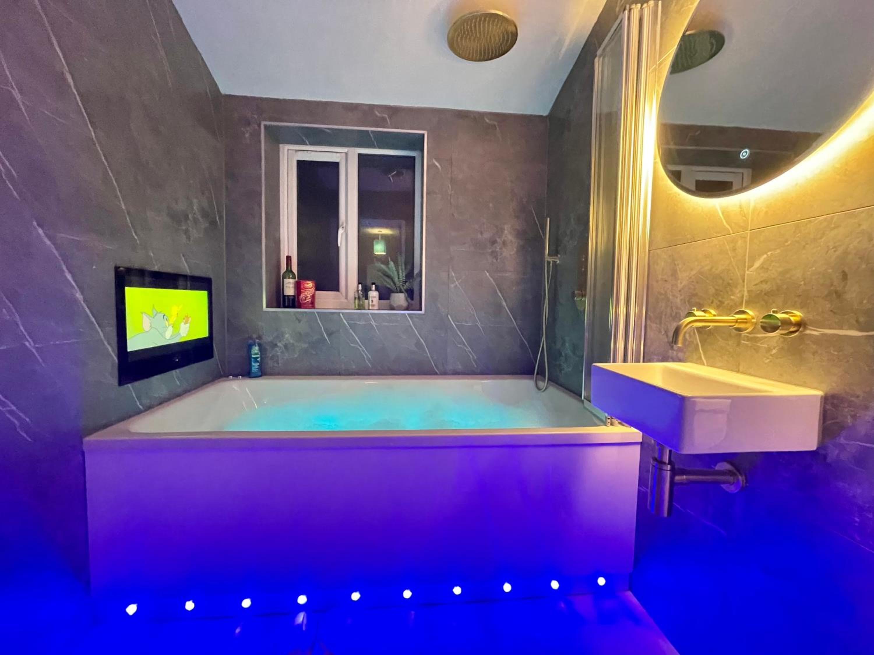 The Lansdowne Hideaway - Brought to you by Coastline Retreats - Newly Refurbished Town centre, Close to beach, Large Jet bath with TV, Netflix, swing and P