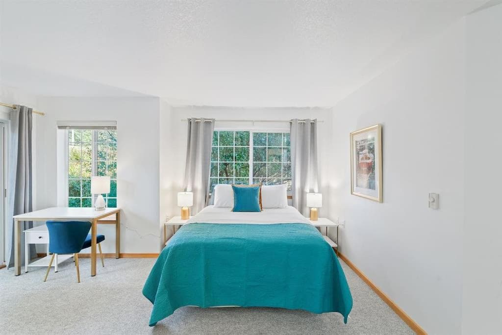 Cannon beach vibes, steps to the beach,WIFI,3 full bedroom en suites with 3 fireplaces,Near Downtown