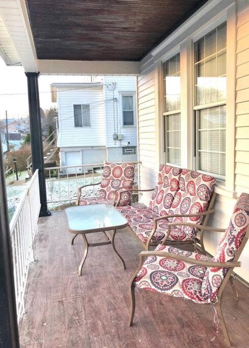 Beautiful 3 Bedroom Home Cozy Front and Back Porch