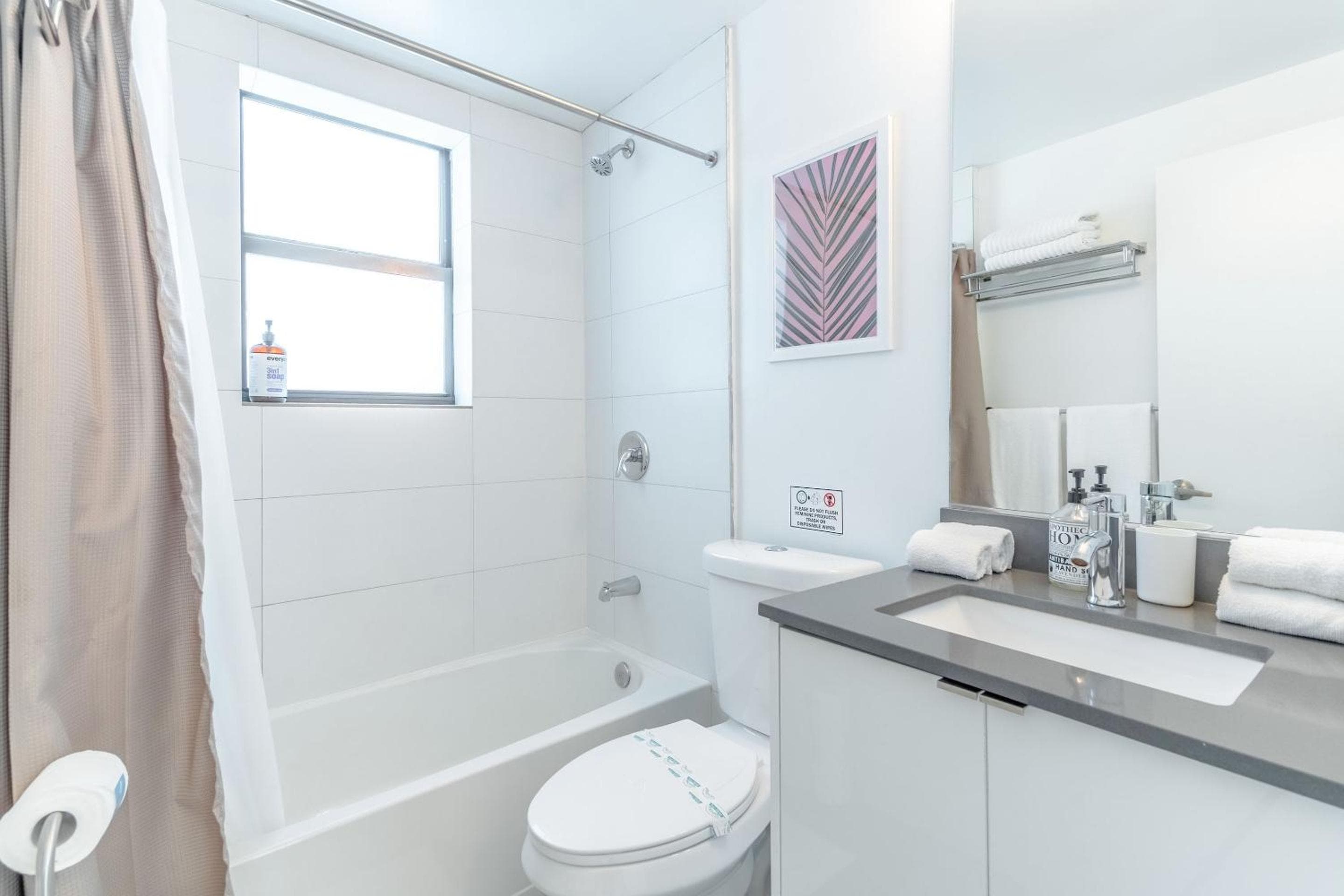 Renovated Apts with Kitchen, Fast WiFi, Smart TV, Roku & Pool Onsite 4 mi to Surfside Beach