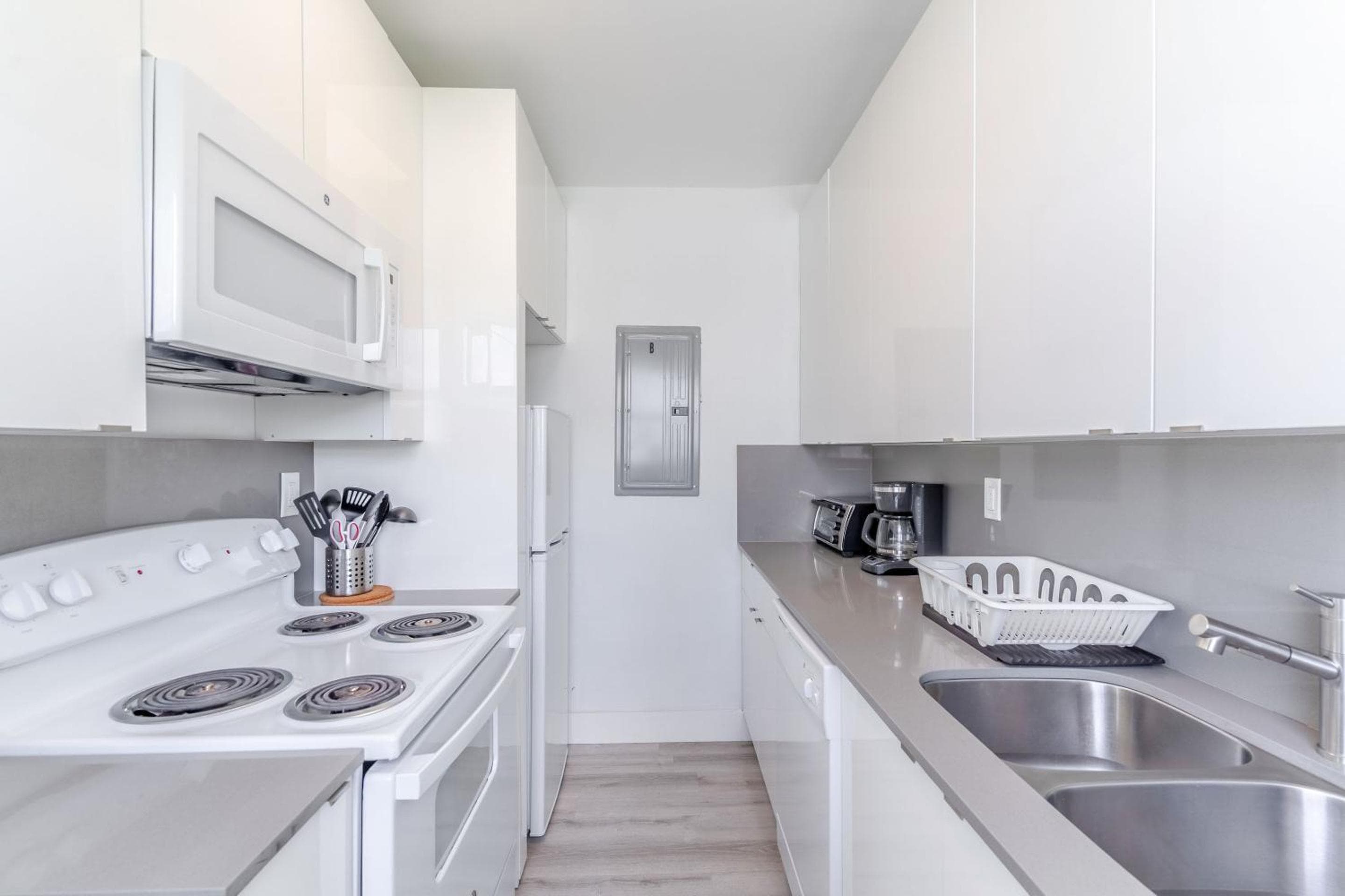 Renovated Apts with Kitchen, Fast WiFi, Smart TV, Roku & Pool Onsite 4 mi to Surfside Beach