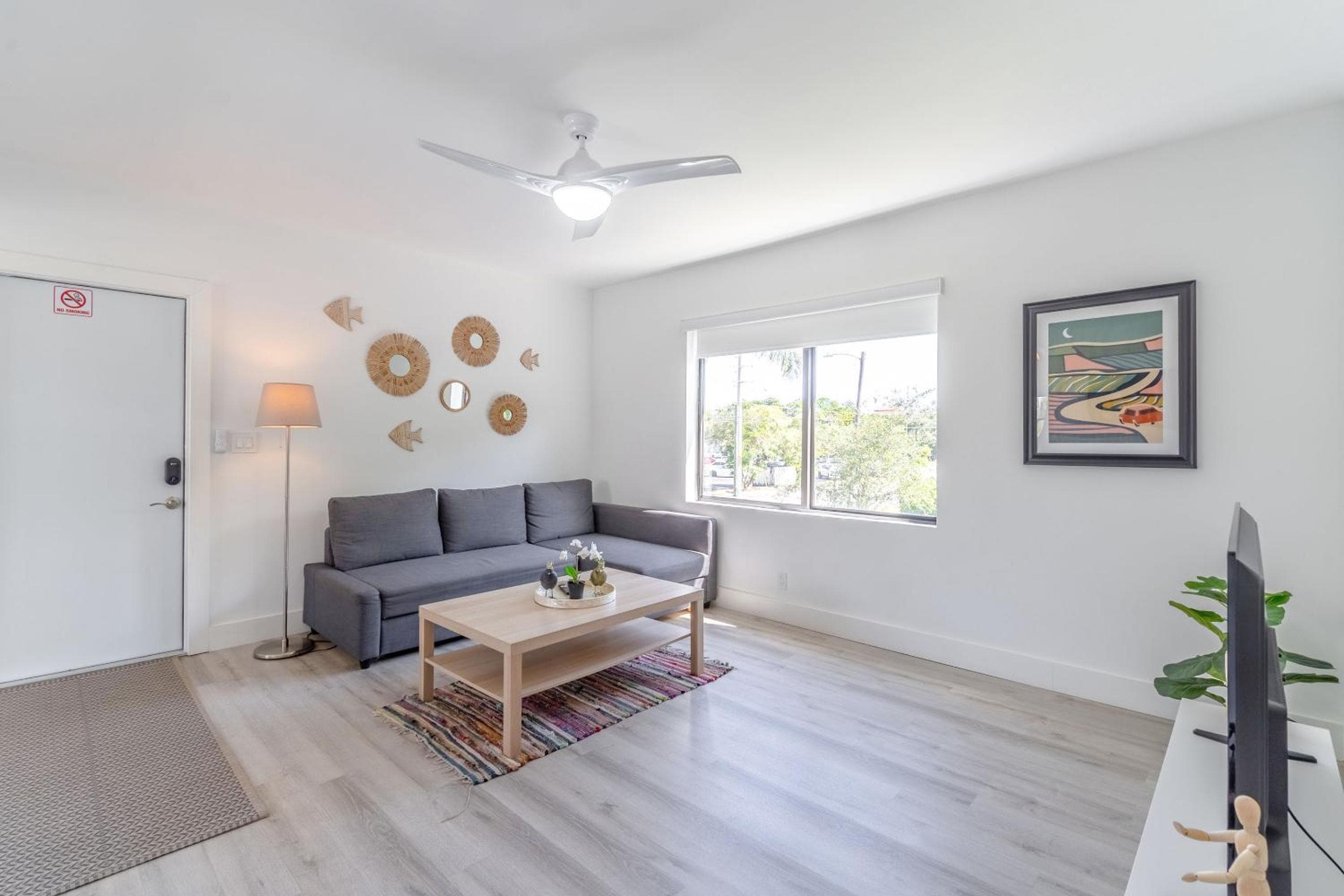 Renovated Apts with Kitchen, Fast WiFi, Smart TV, Roku & Pool Onsite 4 mi to Surfside Beach