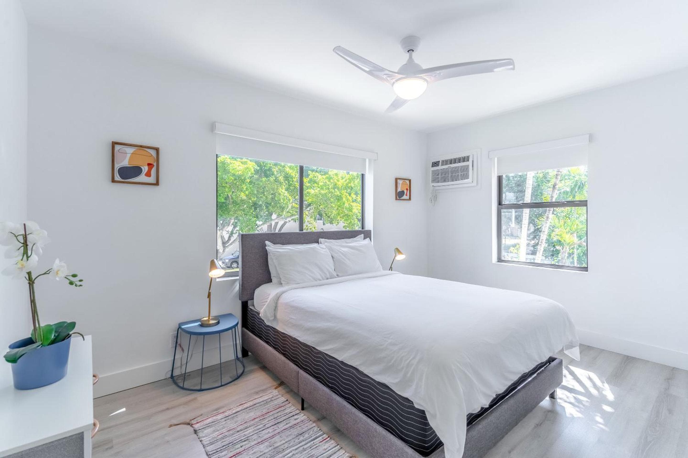 Renovated Apts with Kitchen, Fast WiFi, Smart TV, Roku & Pool Onsite 4 mi to Surfside Beach