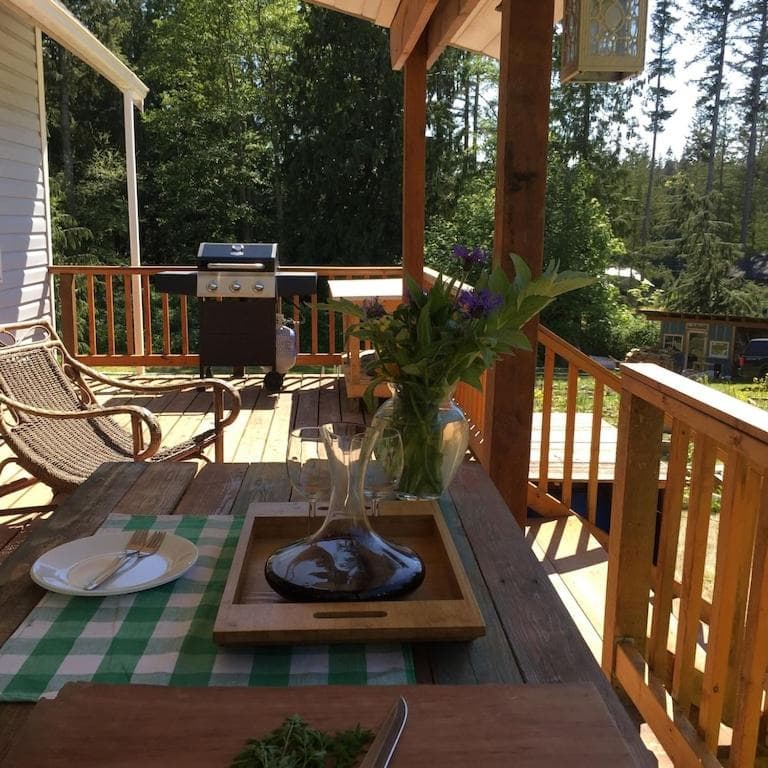 Cozy ,artistic cottage in a garden setting close to the beach and hiking trails.