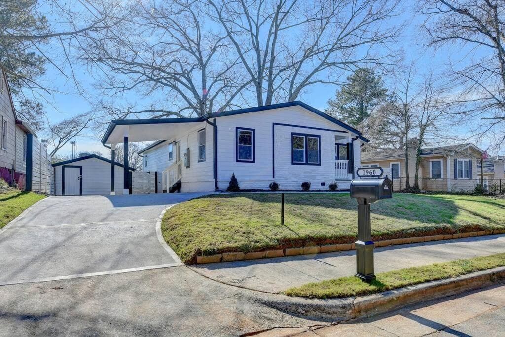 Modern Home at Colonial College Park Atlanta