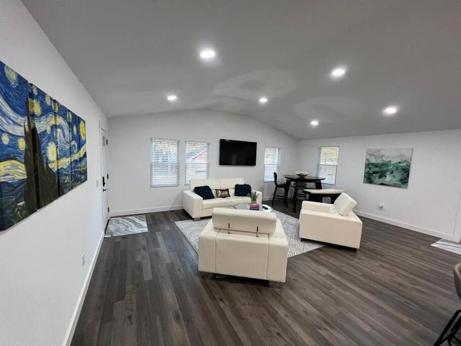 Modern Home at Colonial College Park Atlanta