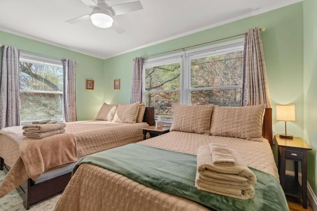 Serenity Views Retreat - Close to City and Parkway!