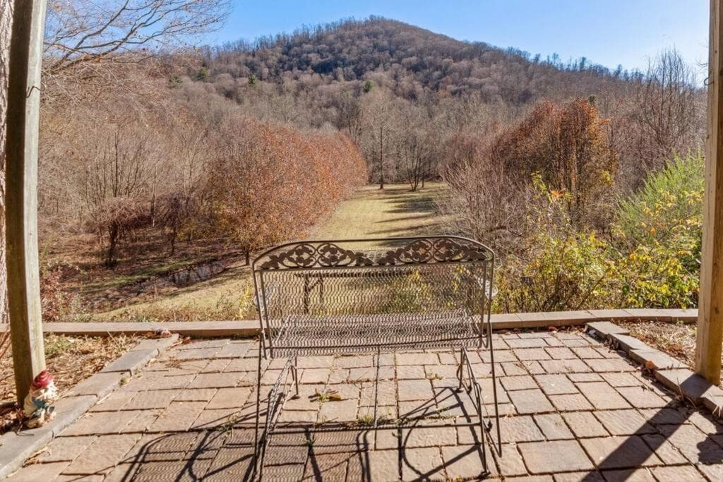 Serenity Views Retreat - Close to City and Parkway!