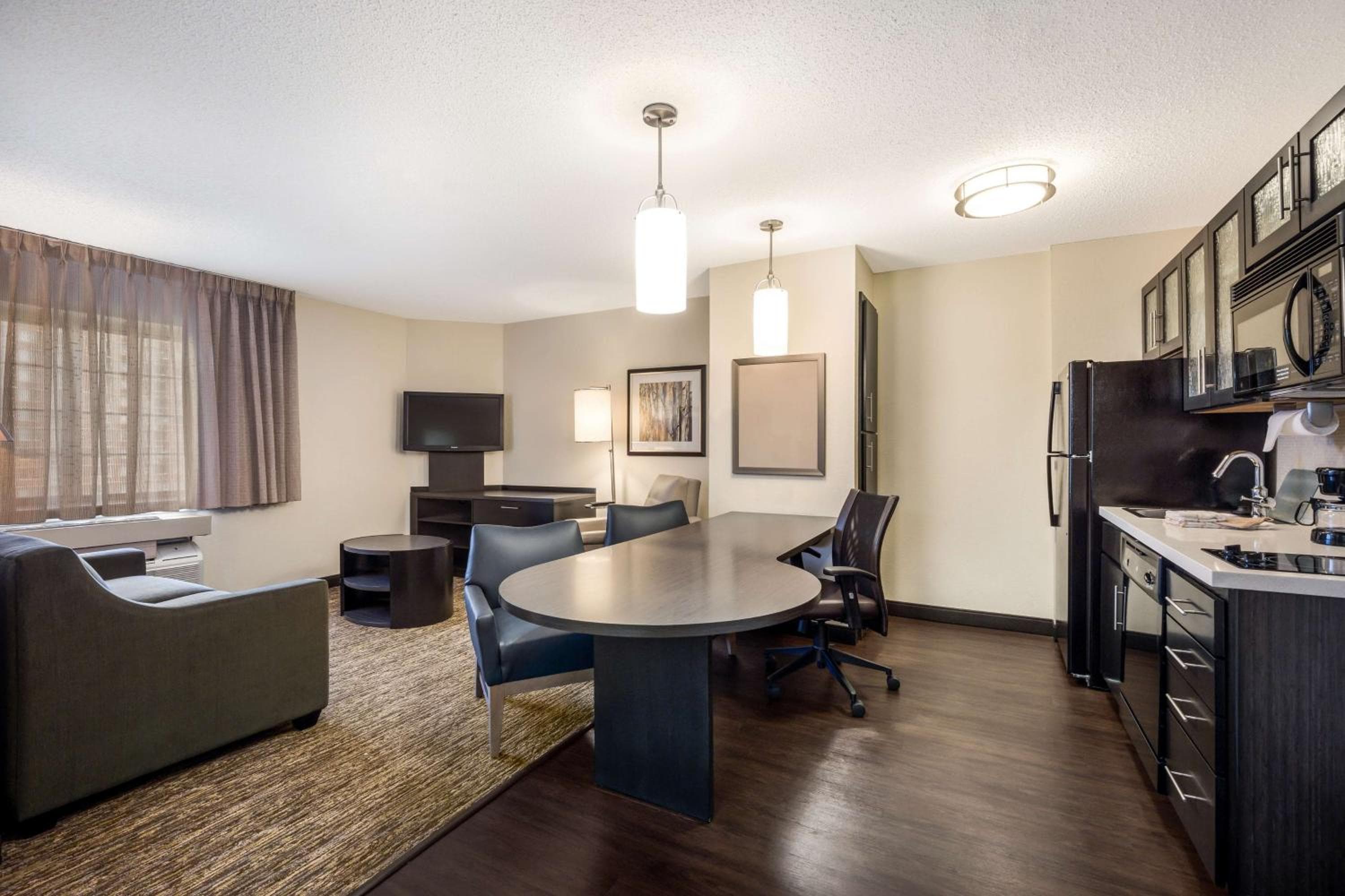 Sonesta Simply Suites Boston Braintree