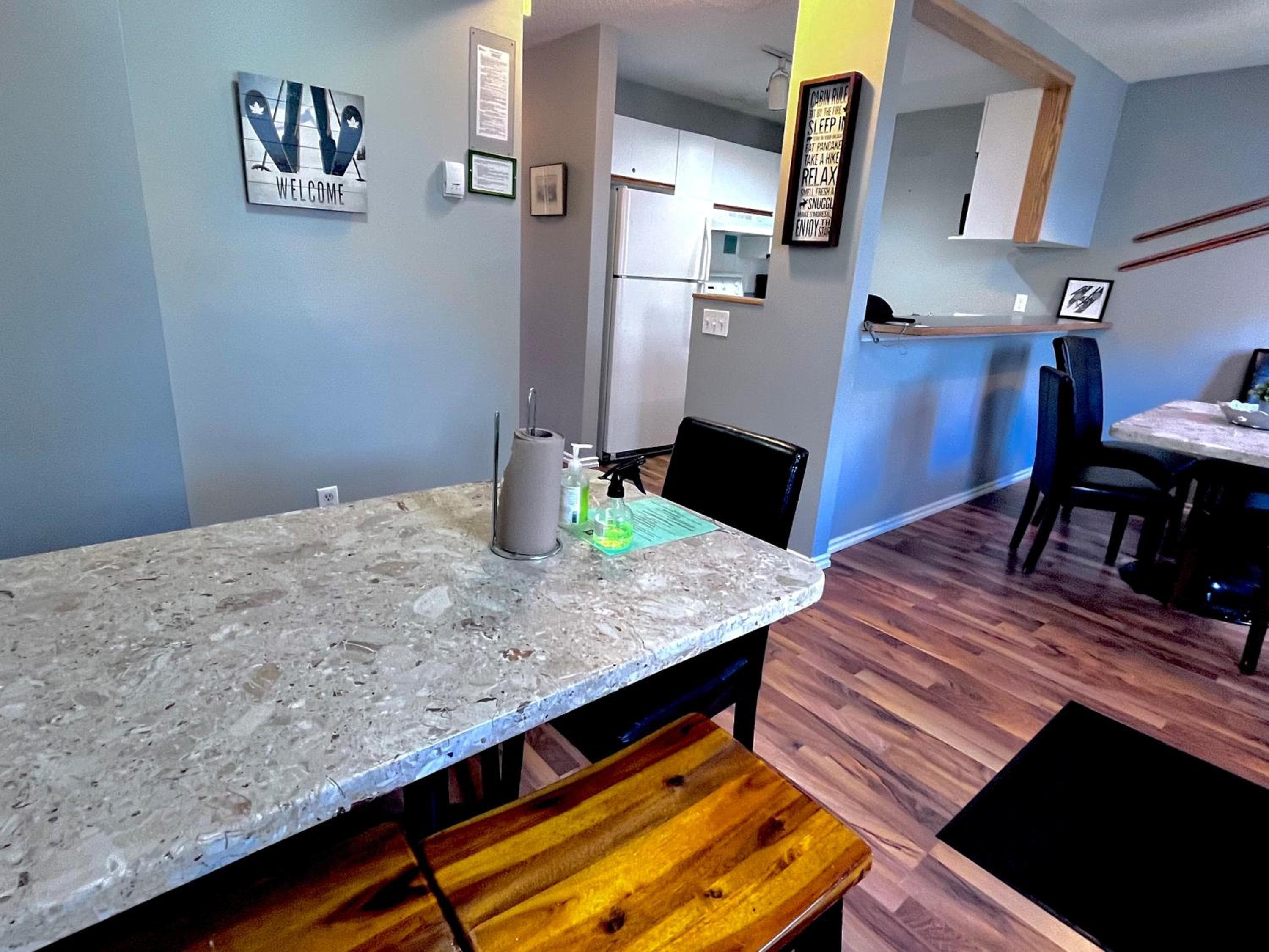 Canadian Rockies Chalets by Trilink - 2 & 3 Bedroom Condos - Self Check-In - Walking Distance to Downtown - Free Parking - Pet-Friendly - No AC