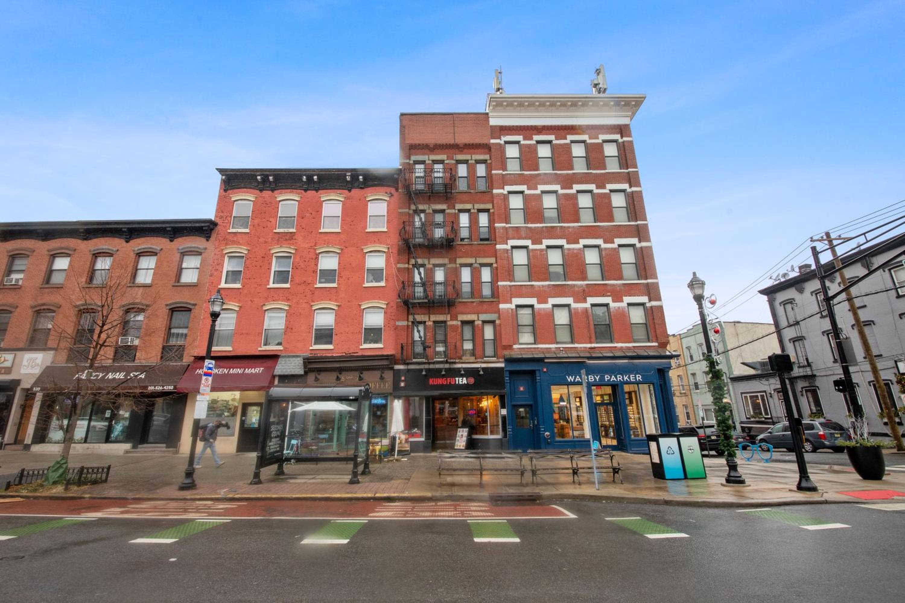 Chic Penthouse with bus stop at doorstep - 15 Minutes to NYC - Sleeps 6 comfortably