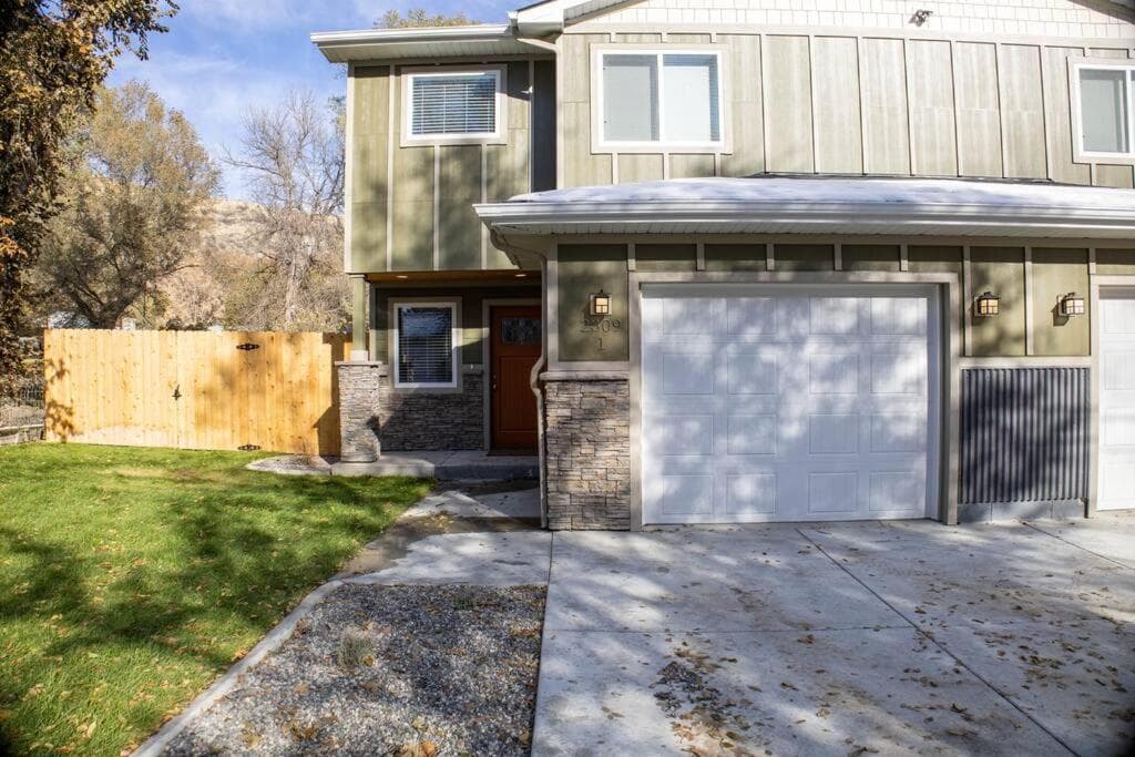 Delightful, new townhome downtown
