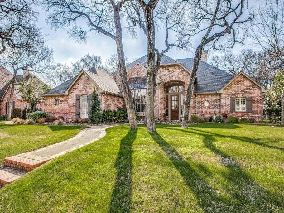 Executive home w/Study + pool near Lake