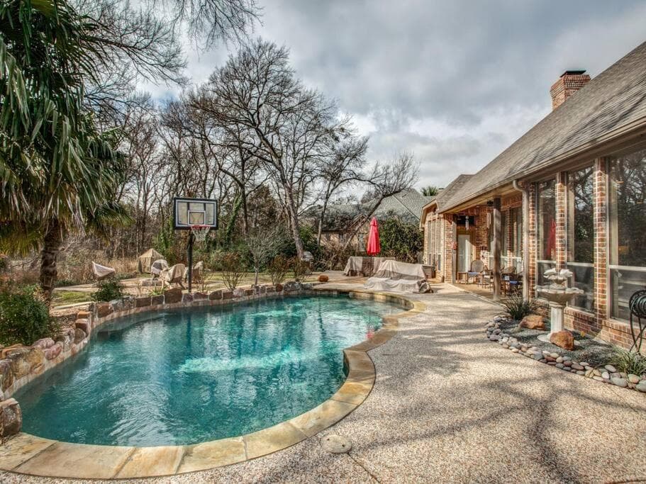 Executive home w/Study + pool near Lake