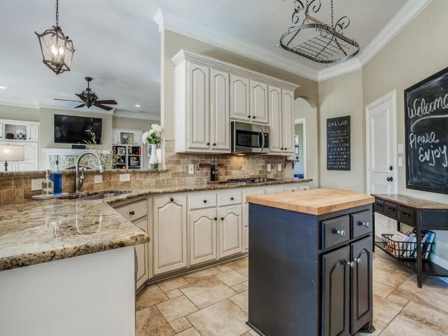 Executive home w/Study + pool near Lake