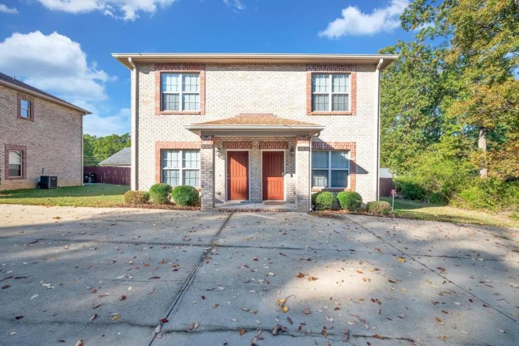 Cozy 2B Townhouse King Bed Free Parking TV in BRs