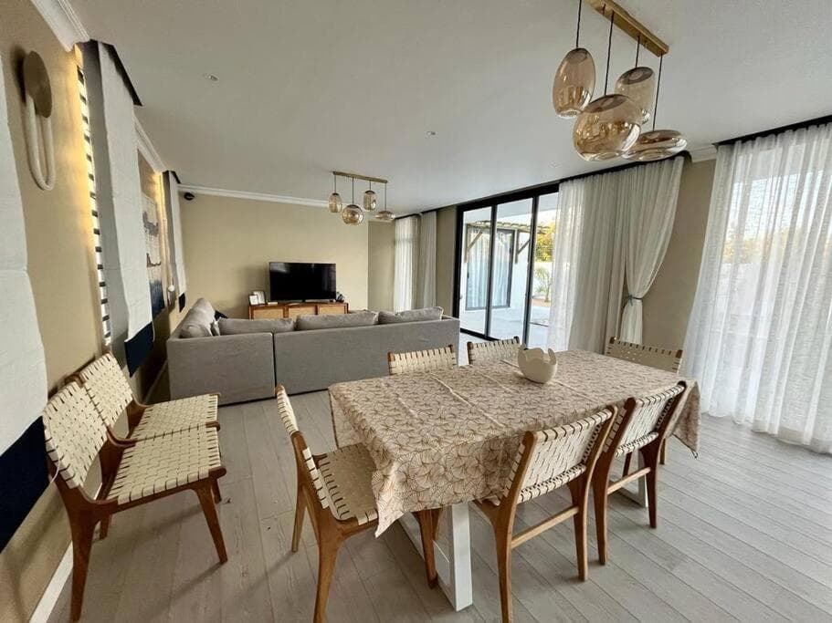 Rich villa is new, stunning and modern