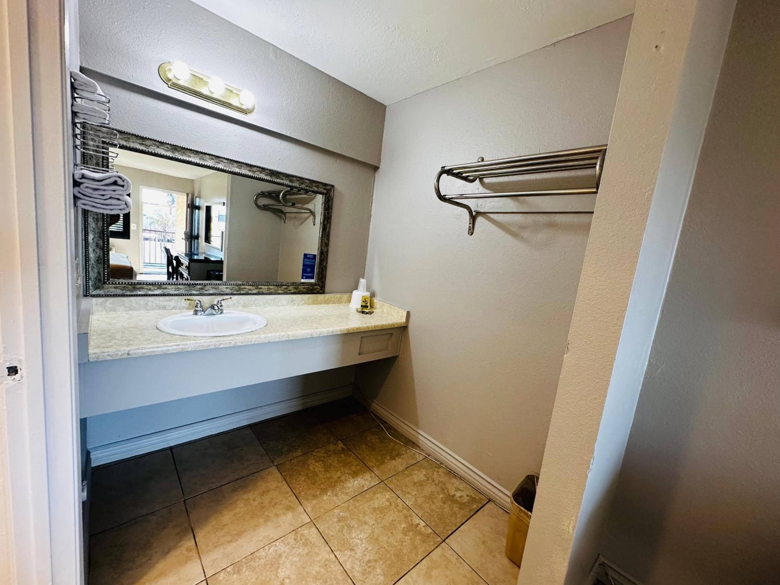 Casa Blanca Hotel - Cypress, Buena Park