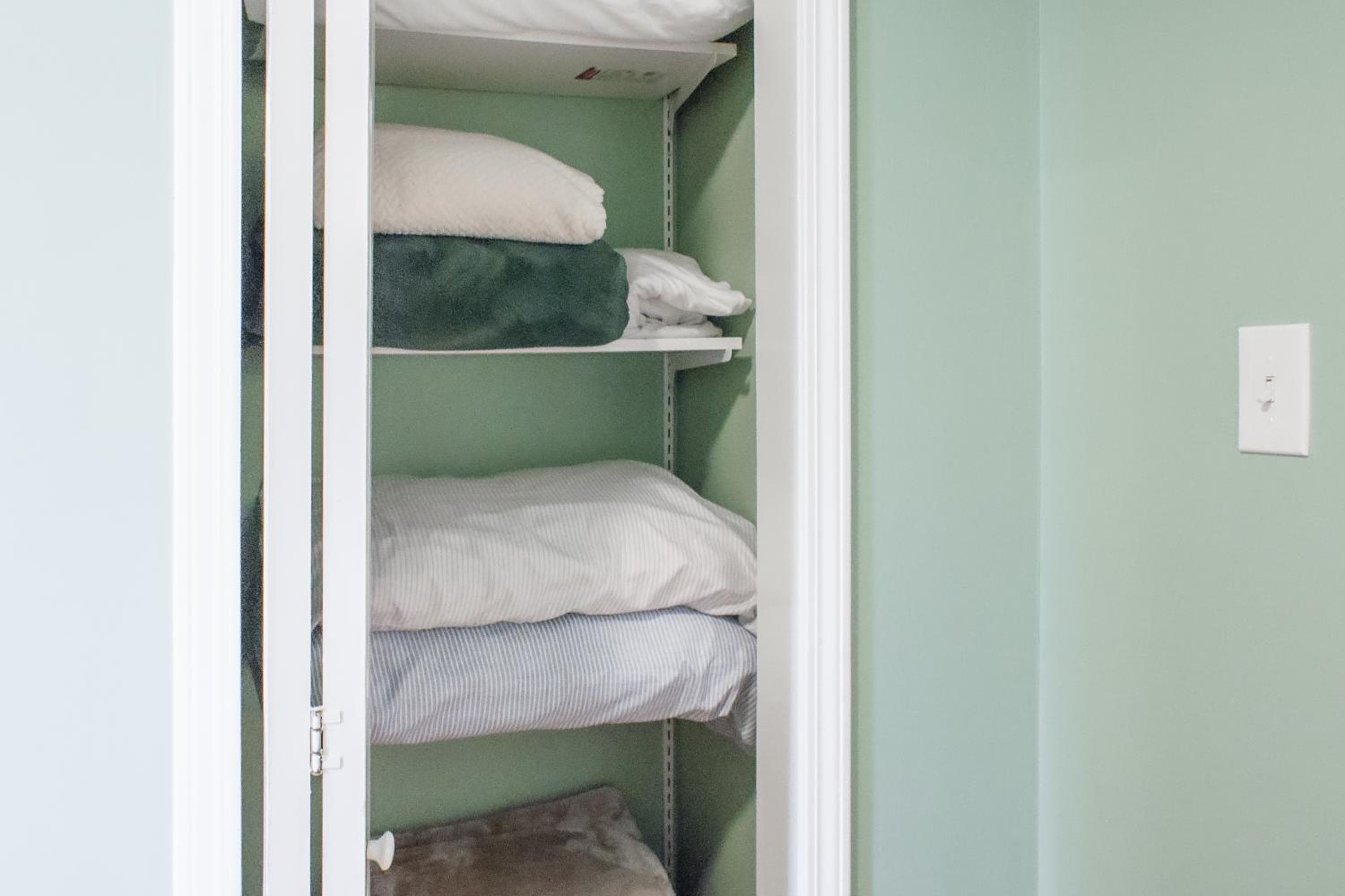 Cozy condo with yard and patio. Long-stay discount available