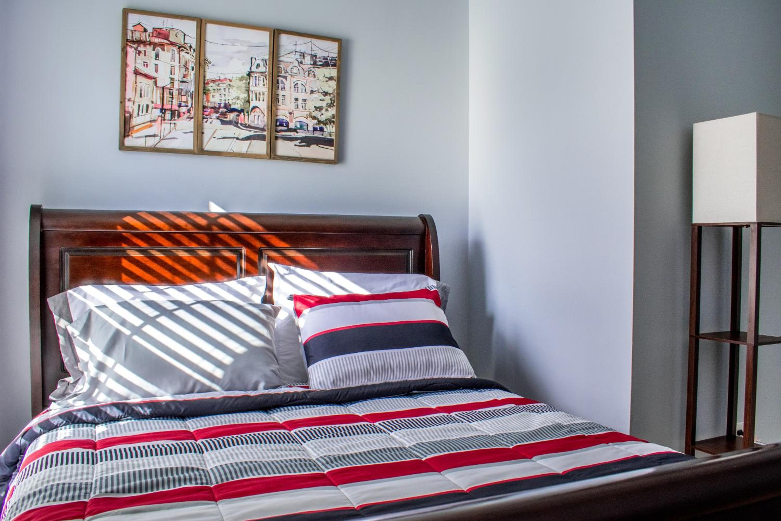 Cozy condo with yard and patio. Long-stay discount available