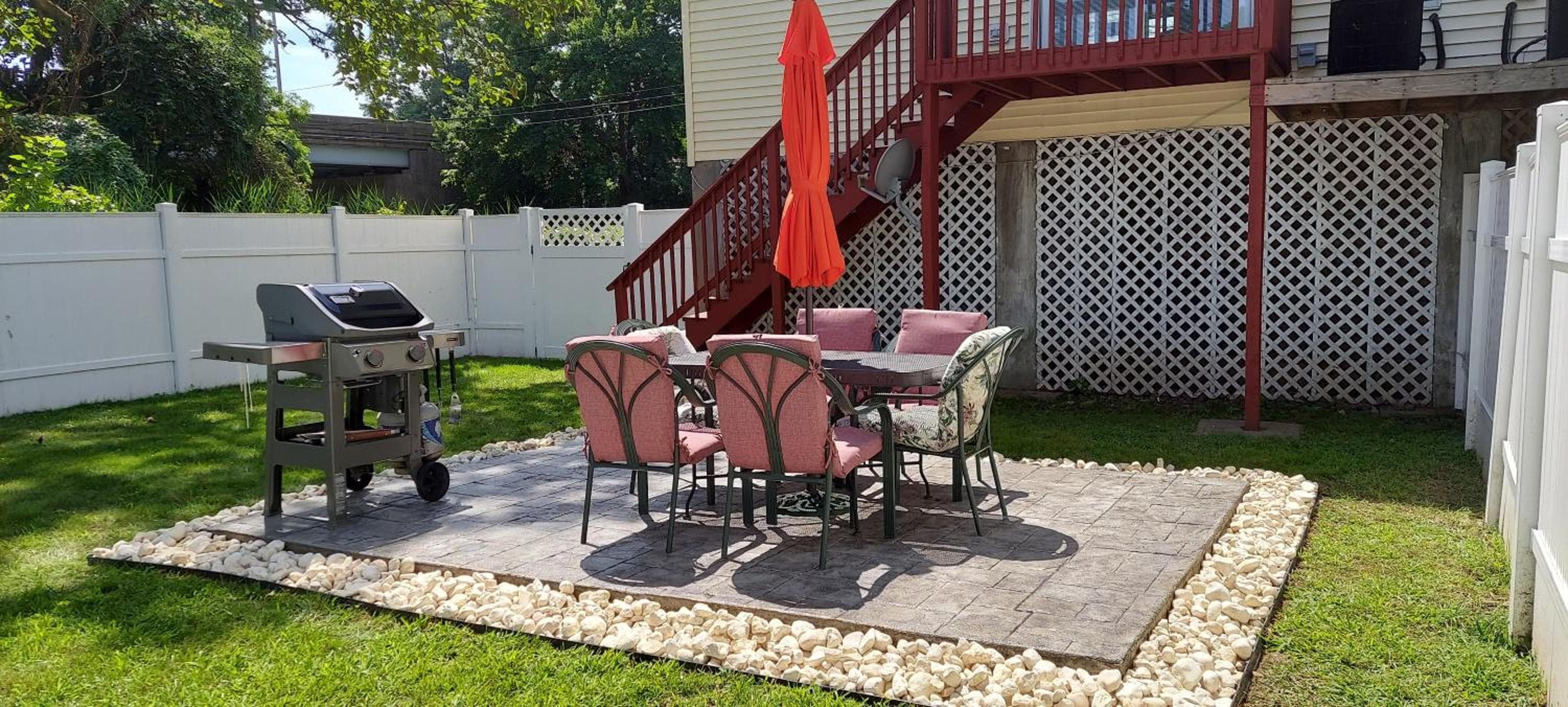 Cozy condo with yard and patio. Long-stay discount available