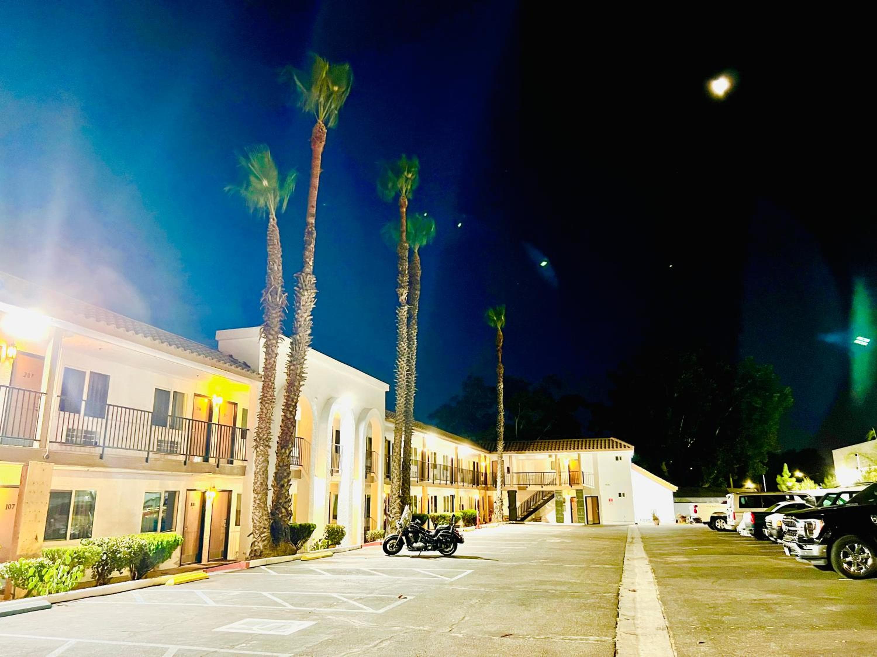 Casa Blanca Hotel - Cypress, Buena Park