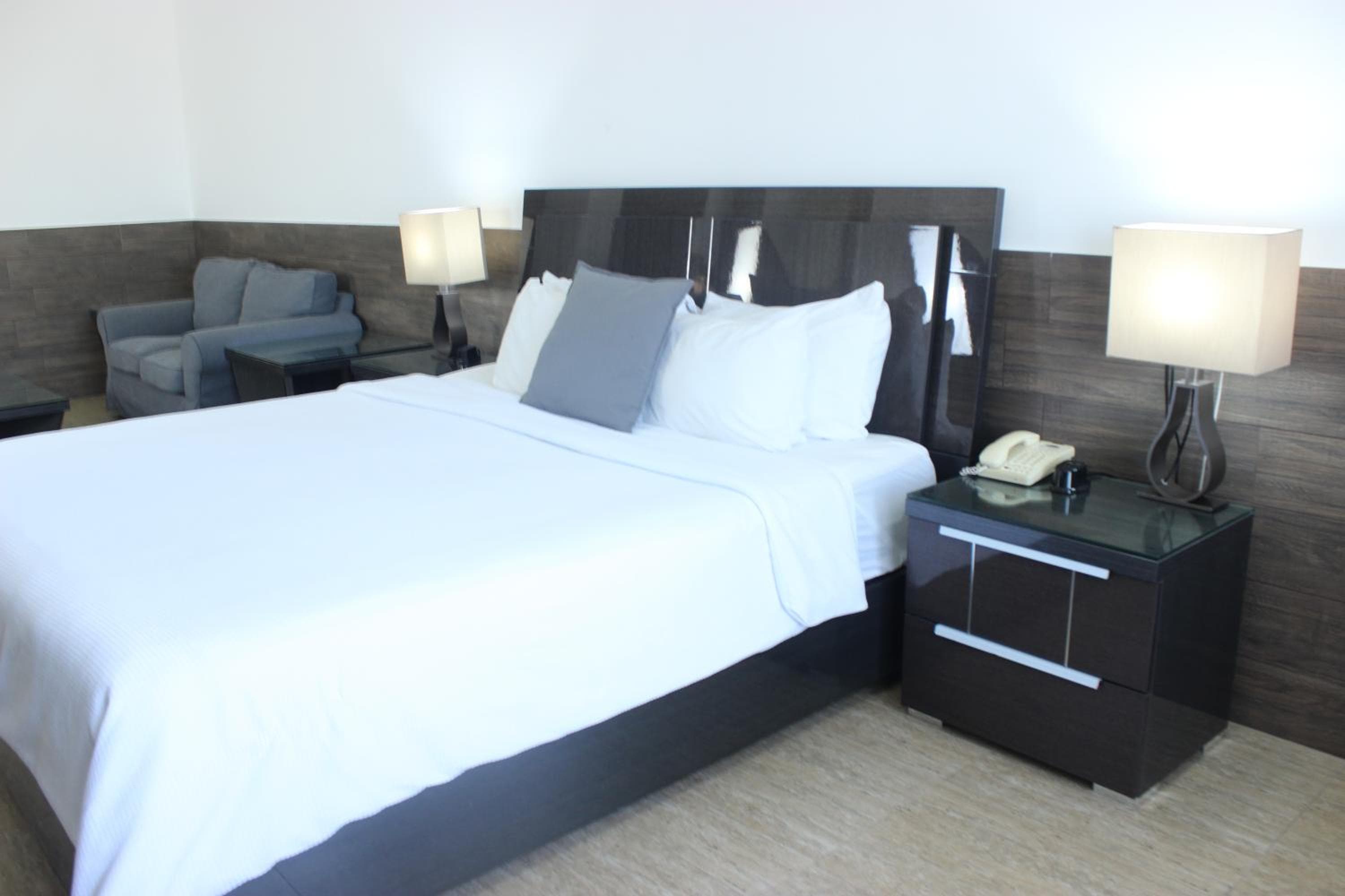 Beverly Hills: Hotel and Business
