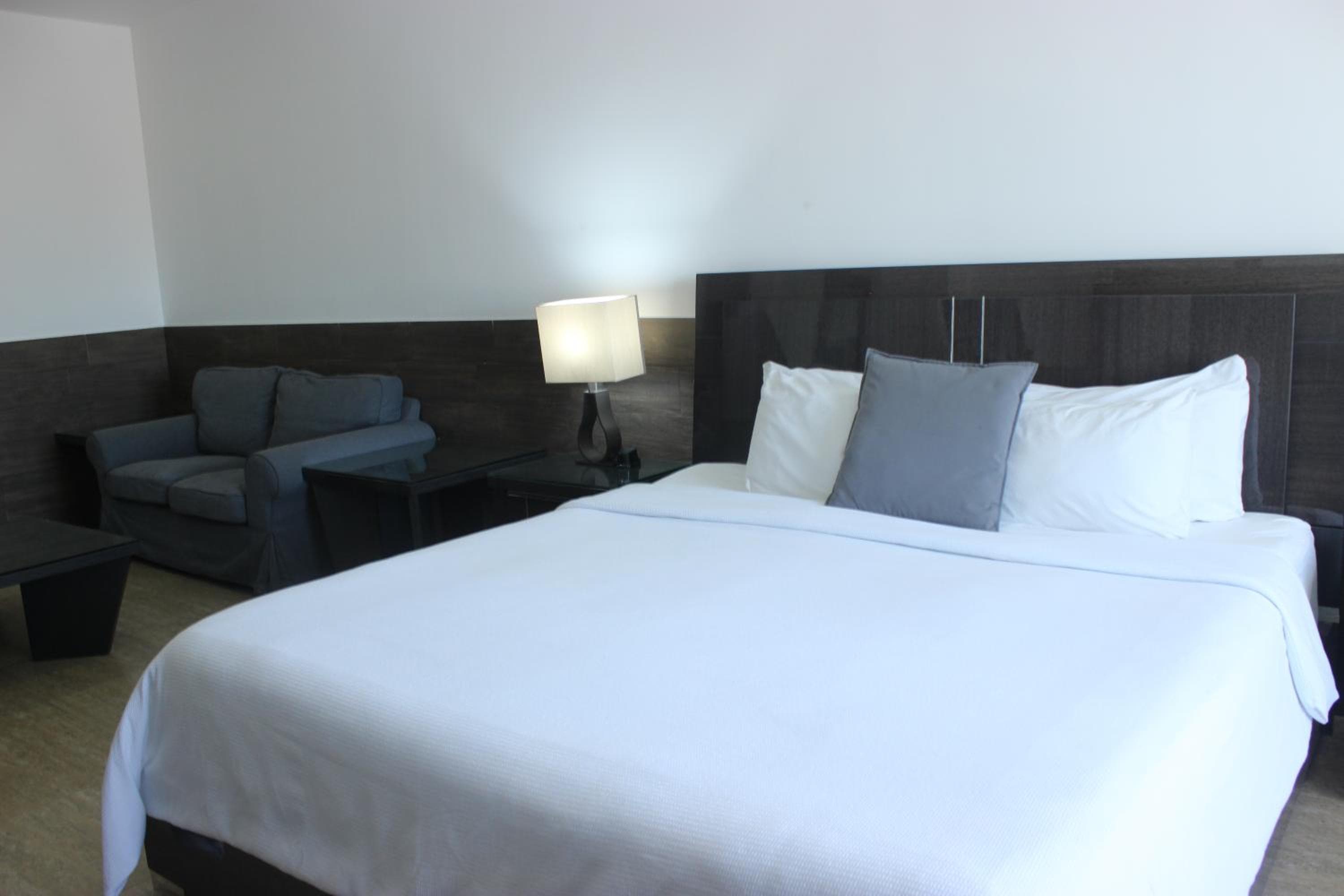 Beverly Hills: Hotel and Business