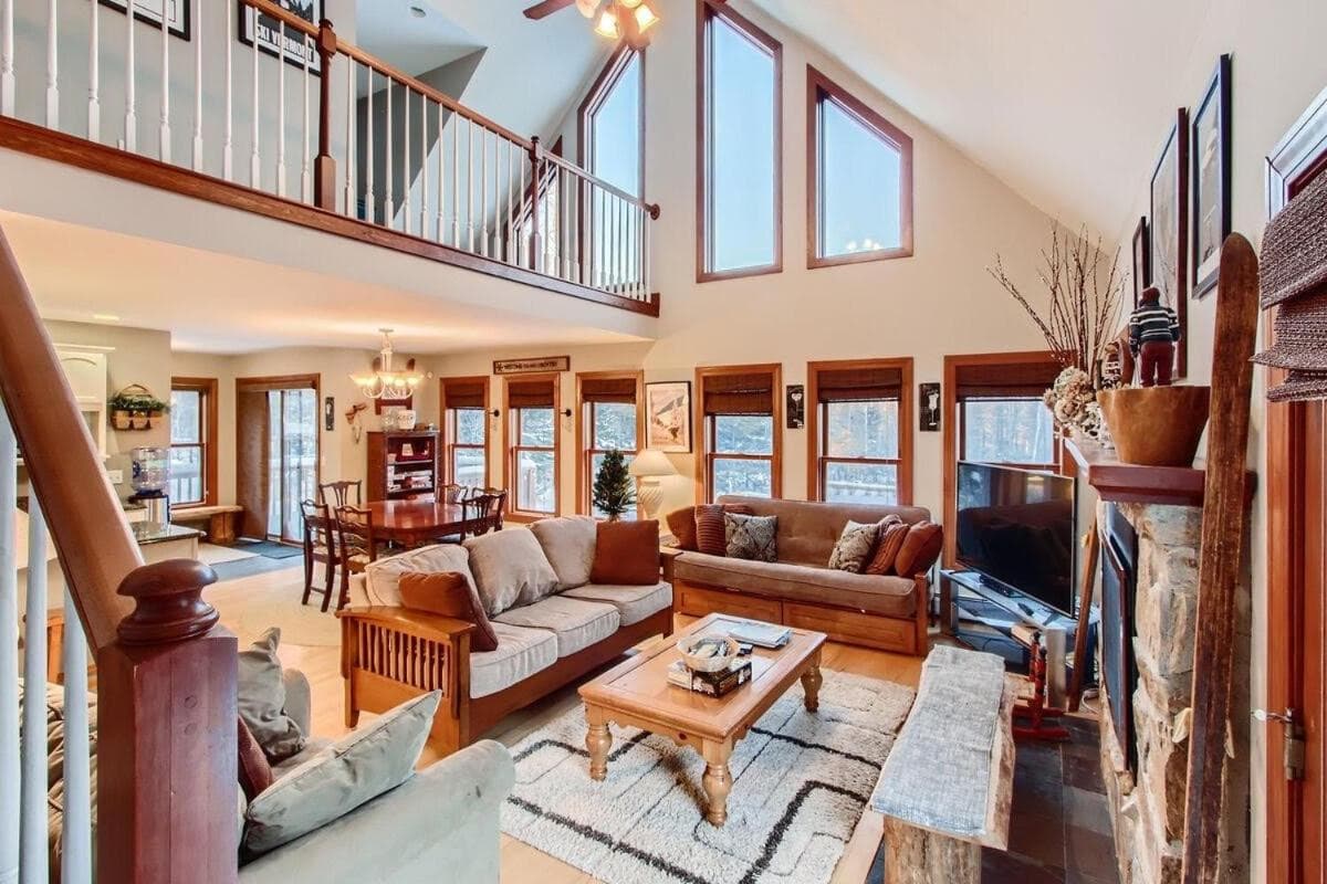 Cortina Mountain Chalet - Outdoor Hot Tub - Close to Pico and Killington Mountains home