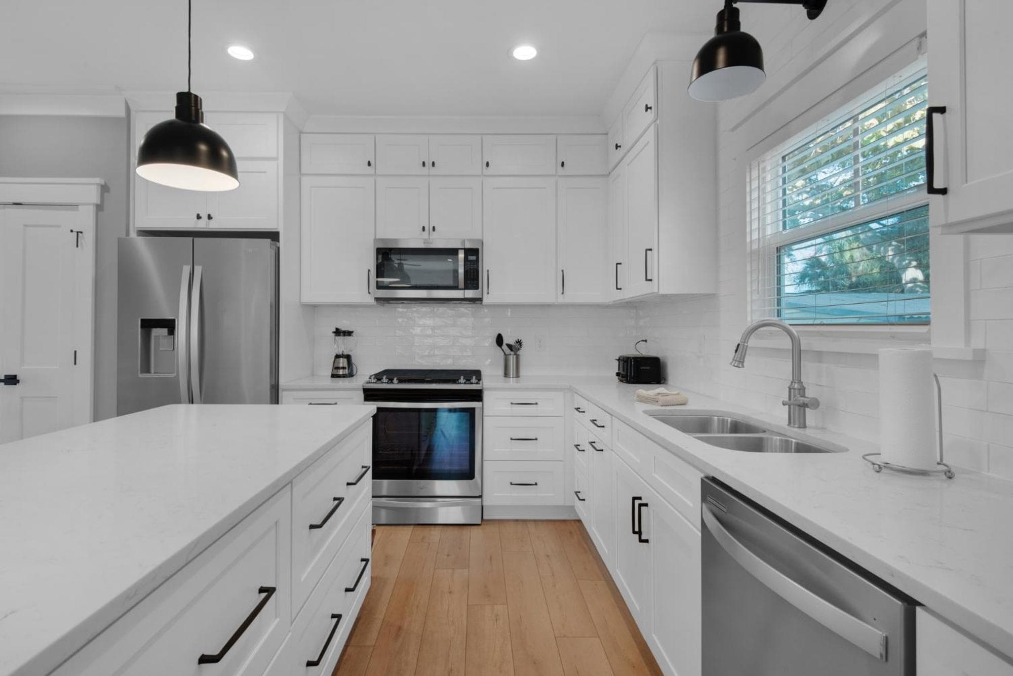 Golf Cart, 3 King Beds, Covered Rooftop Area, Half Mile to Beach!