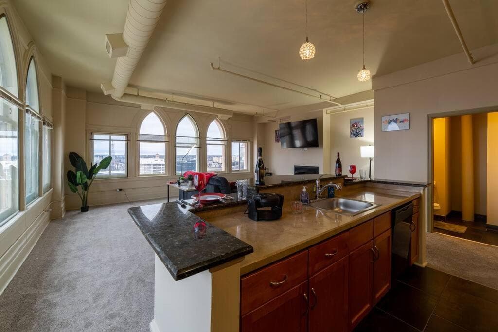 King bed w/ Panoramic Views of DT!