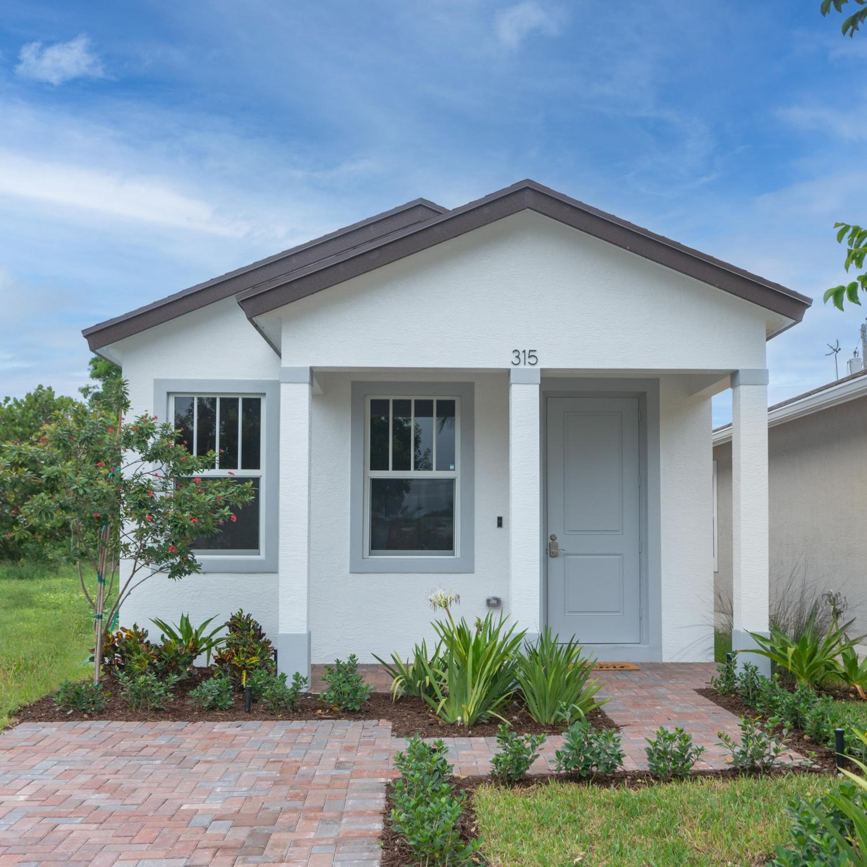 Private Cottage - KING Beds, Brand New, Near Beach, Golfing, Shopping & Restaurants