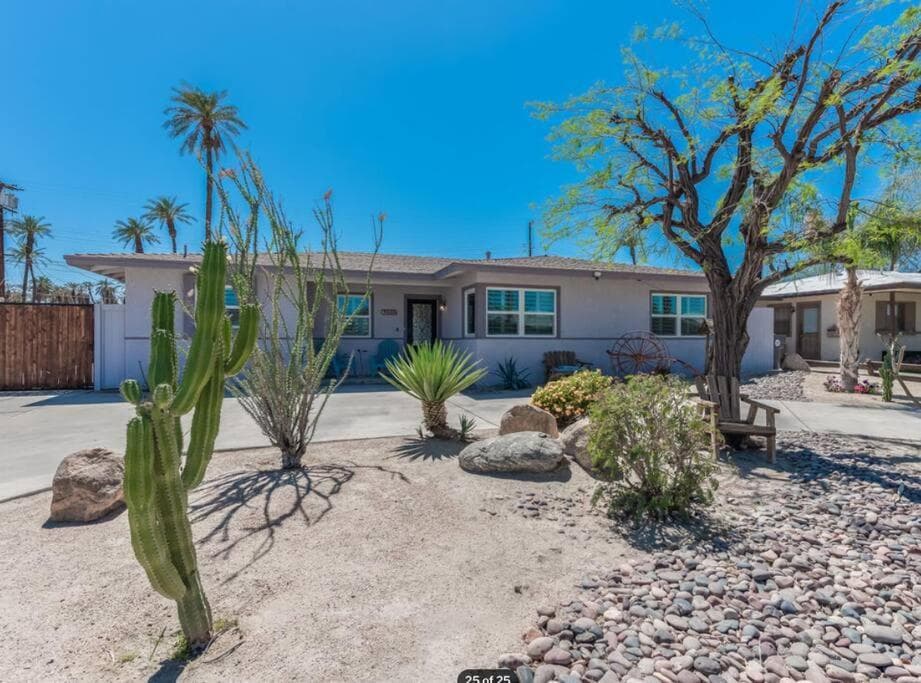 The Pink Cactus - Desert Retreat - Luxe Pool, Golf & Game Room