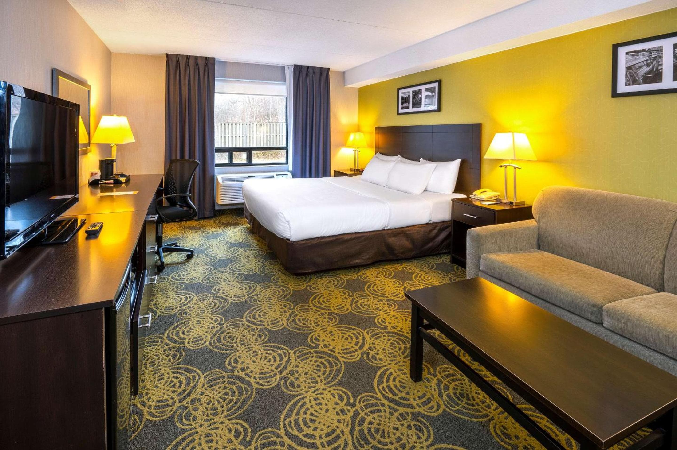 Comfort Hotel & Suites