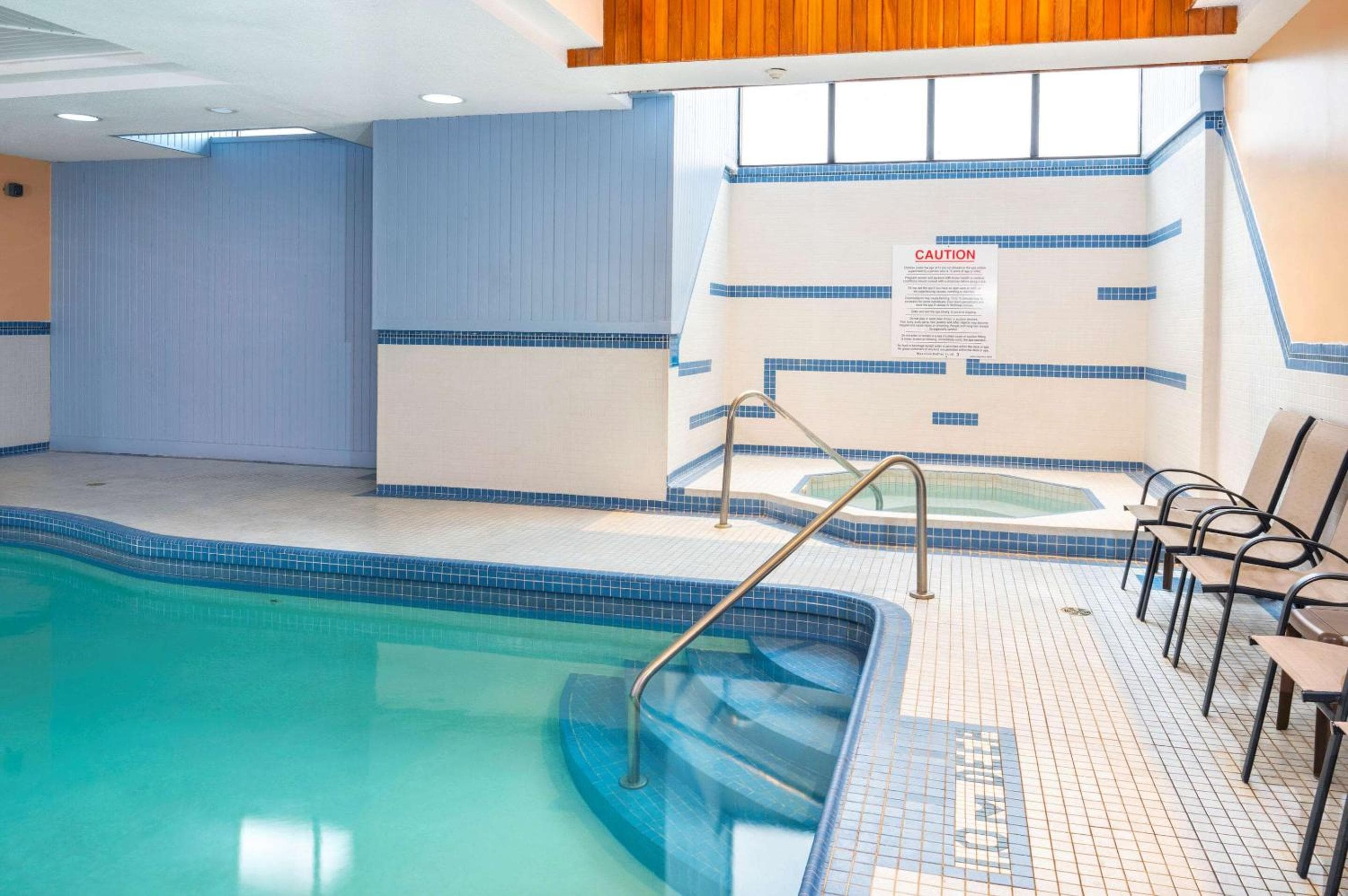 Comfort Hotel & Suites