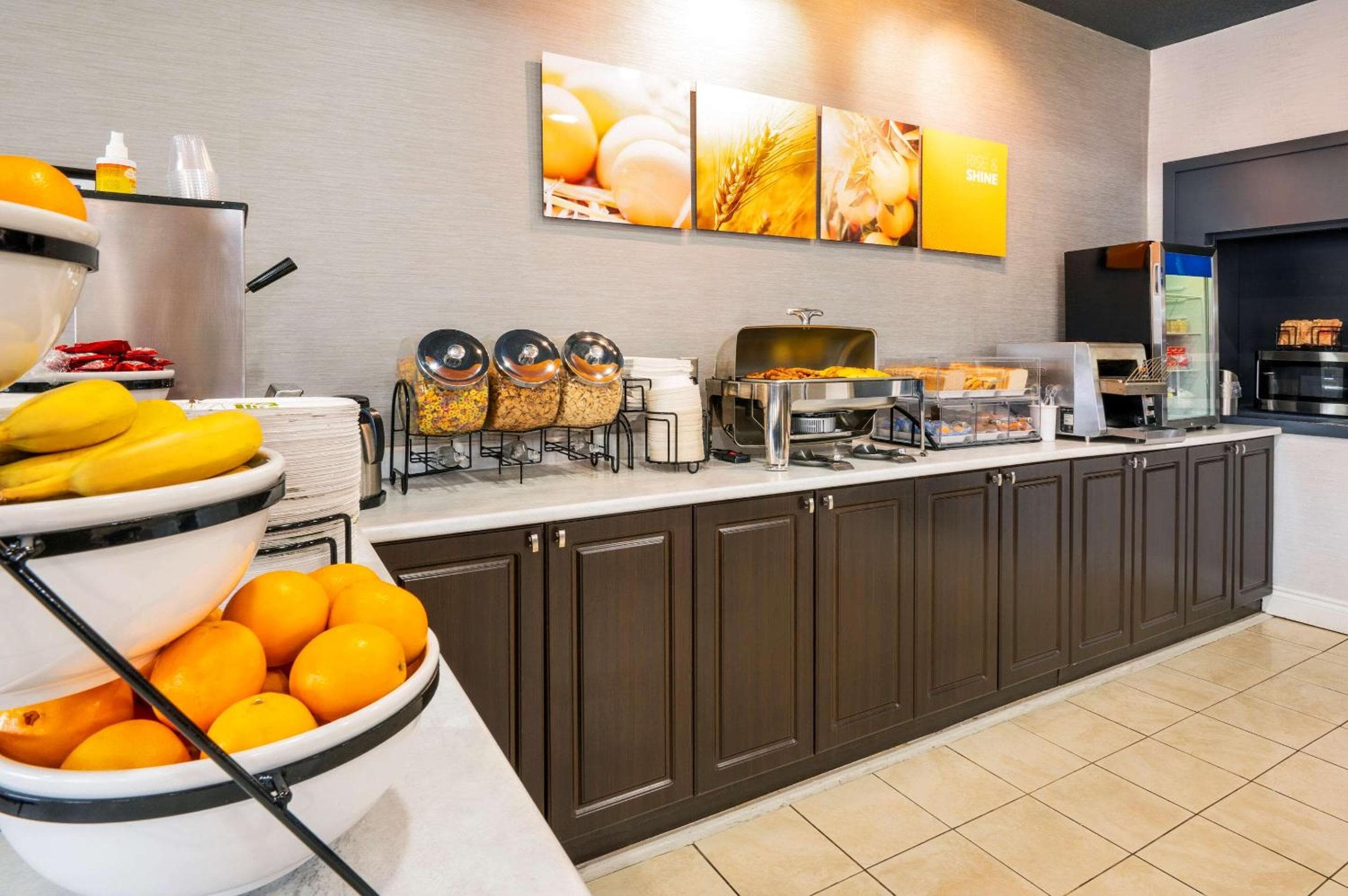 Comfort Hotel & Suites
