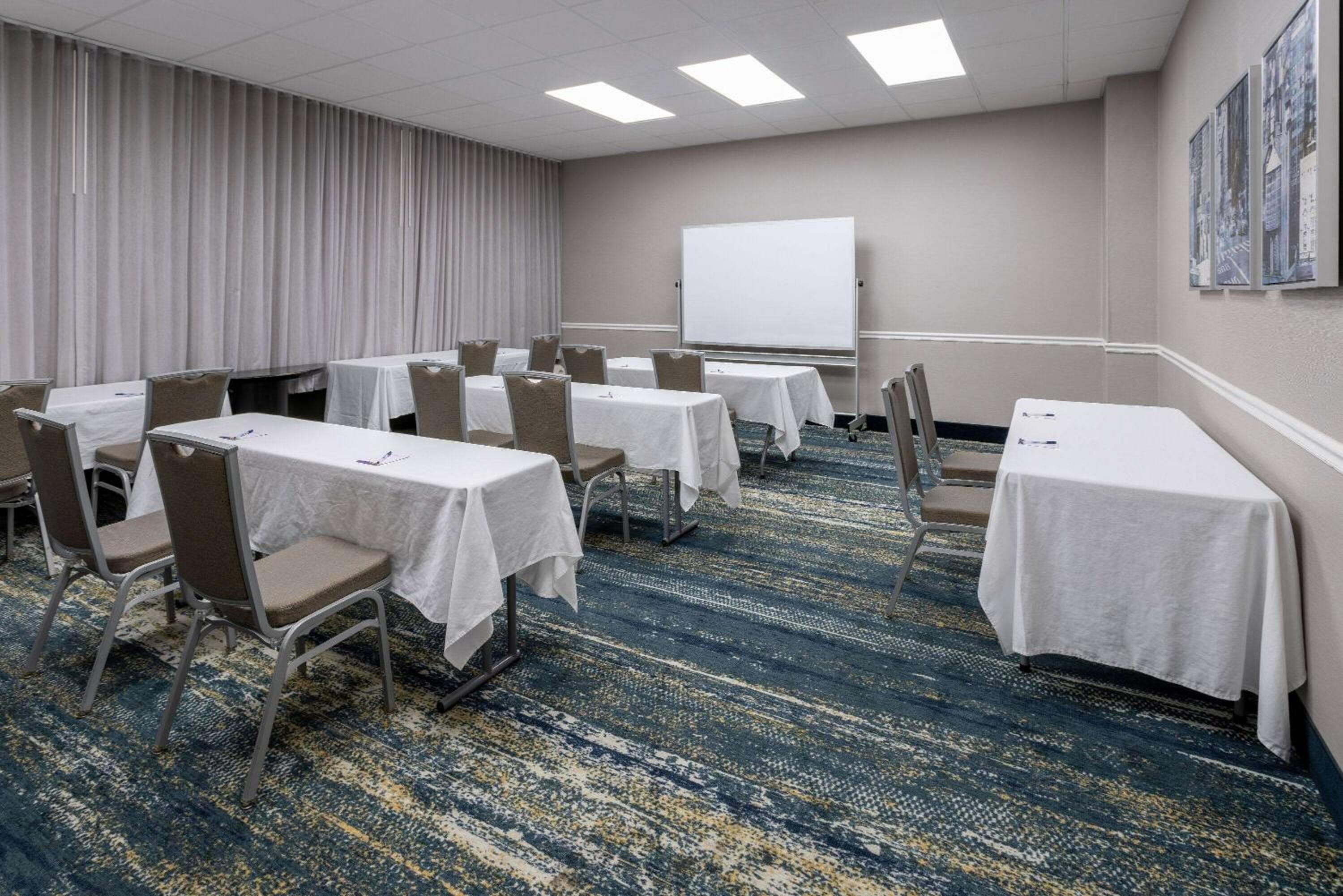 Baymont by Wyndham White Plains - Elmsford