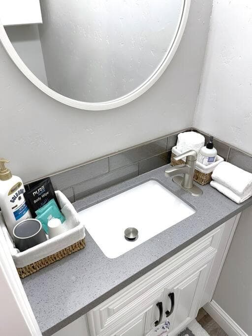 Luxurious Brownstone Retreat - Walk to DT/Golden1
