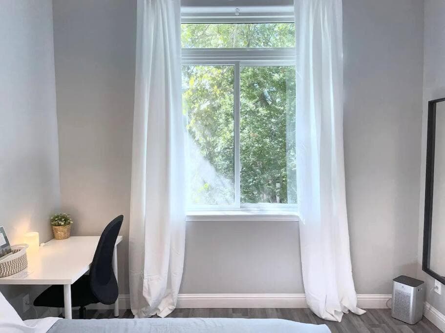 Luxurious Brownstone Retreat - Walk to DT/Golden1