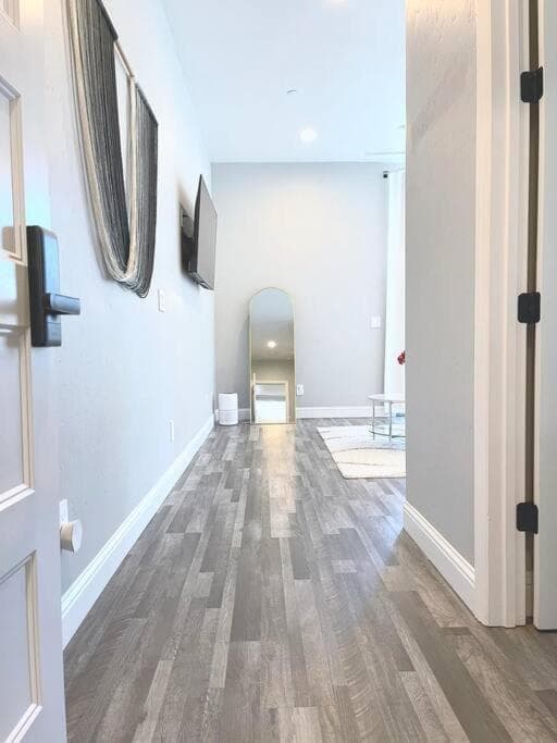 Luxurious Brownstone Retreat - Walk to DT/Golden1