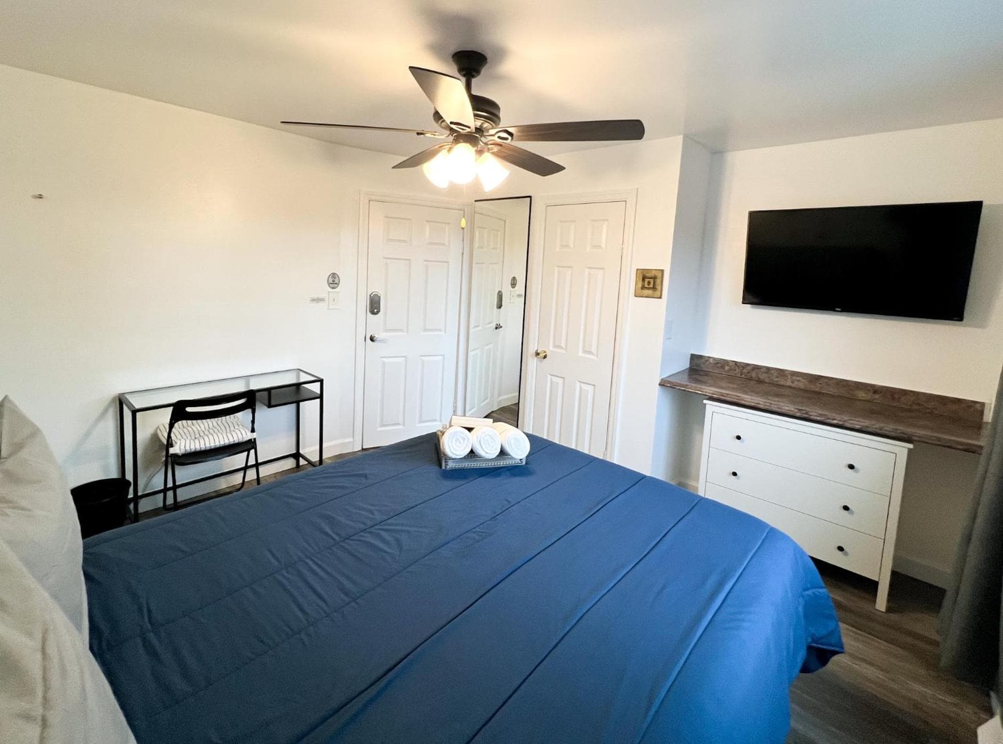 Sunny Queen bedroom feel like home!!