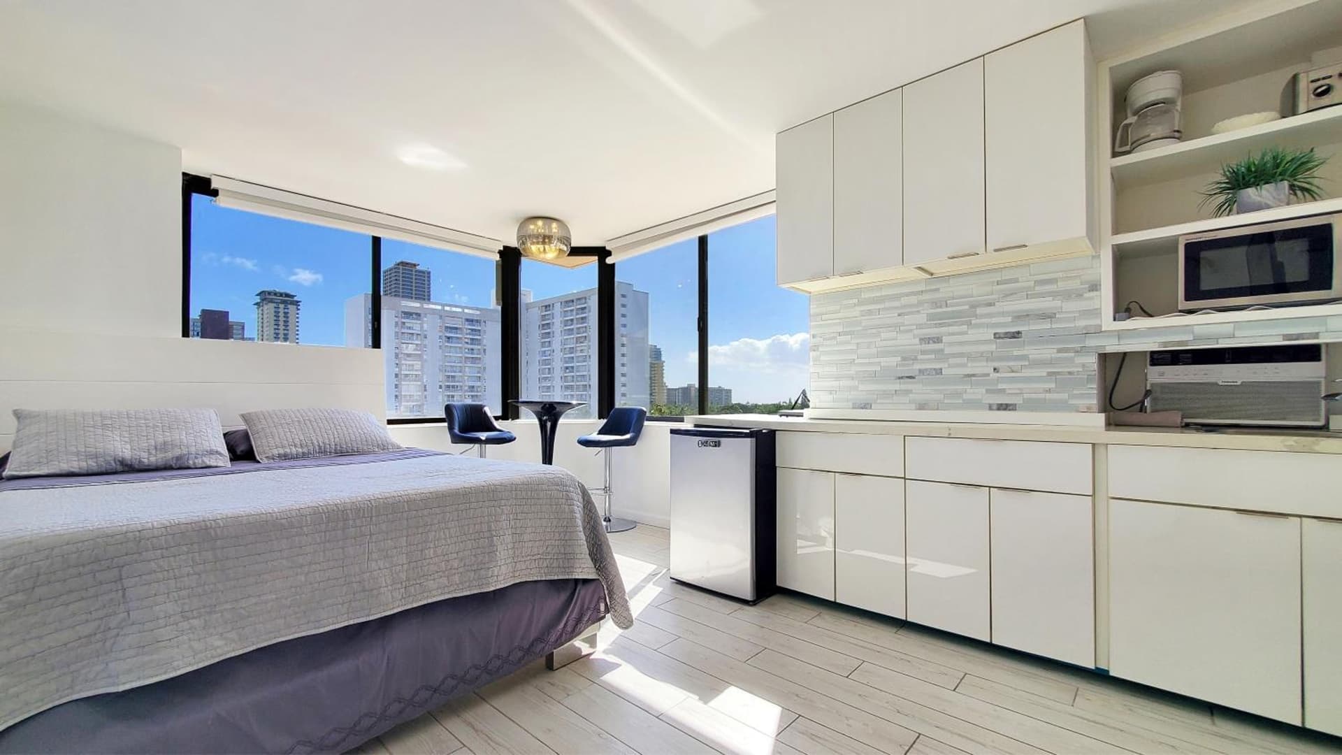 Waikiki beach modern studio No resort fee Best location