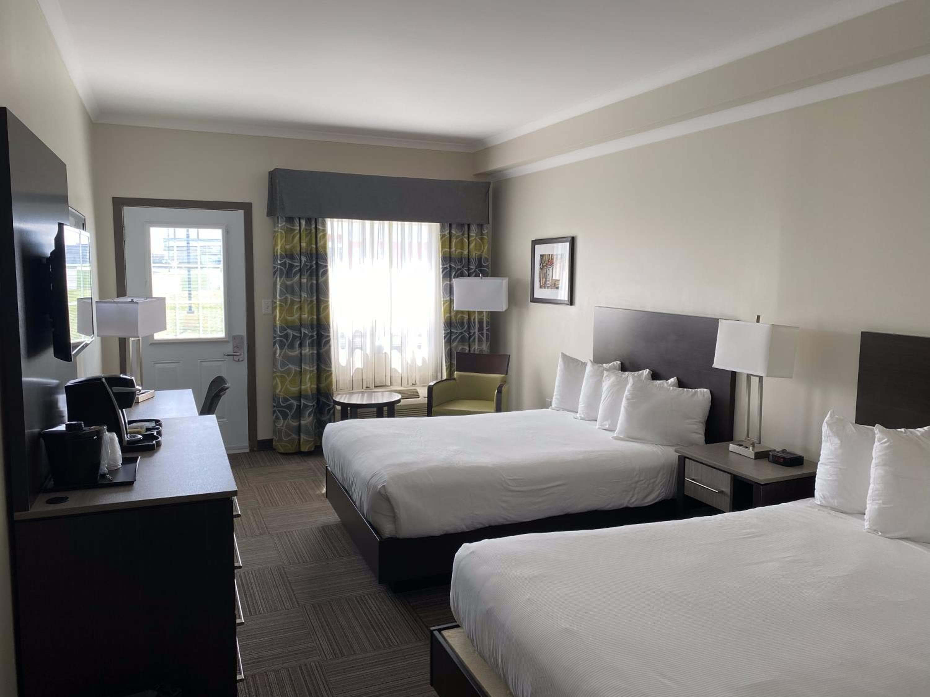 Crossroads Inn & Suites