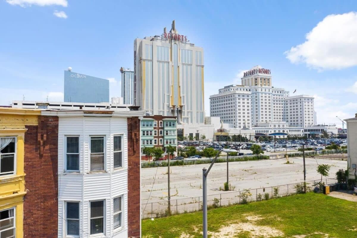 5BR Beach Block Orange Loop Steps from Boardwalk